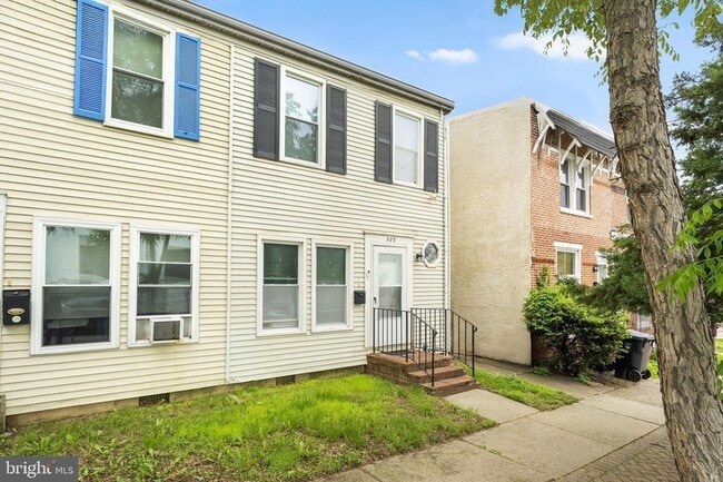 Building Photo - 325 E 13th St