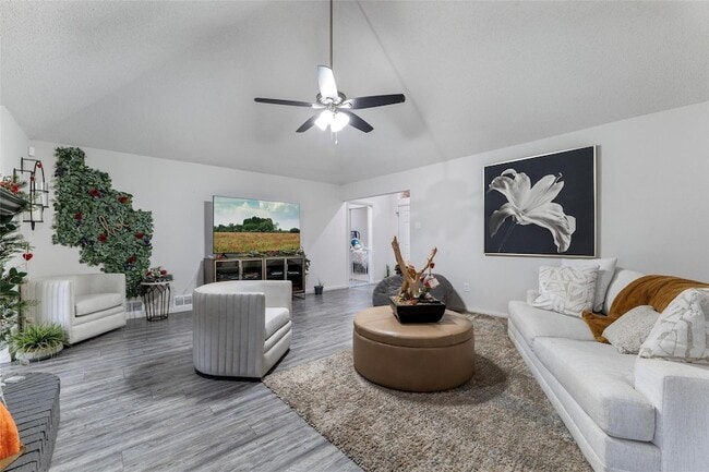 Photo - 916 Clover Hill Ln