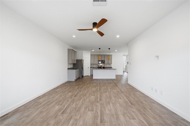 Photo - 31638 Featherstone Trl