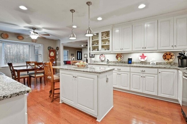 Photo - 302 Summerset Ln