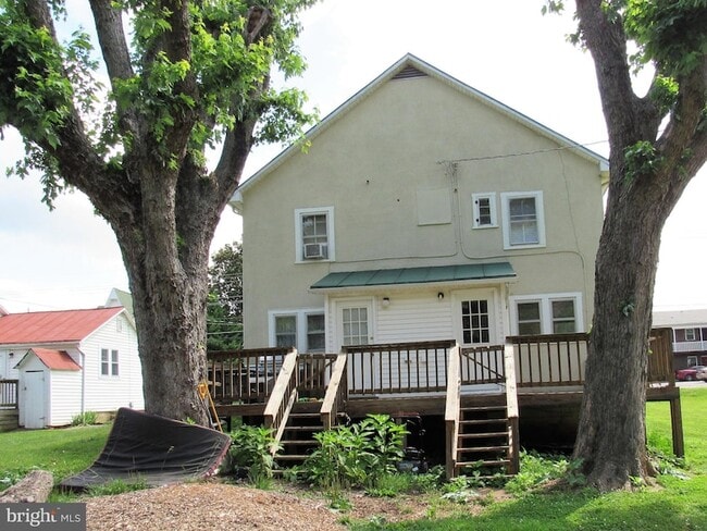 Photo - 105 N George St.
