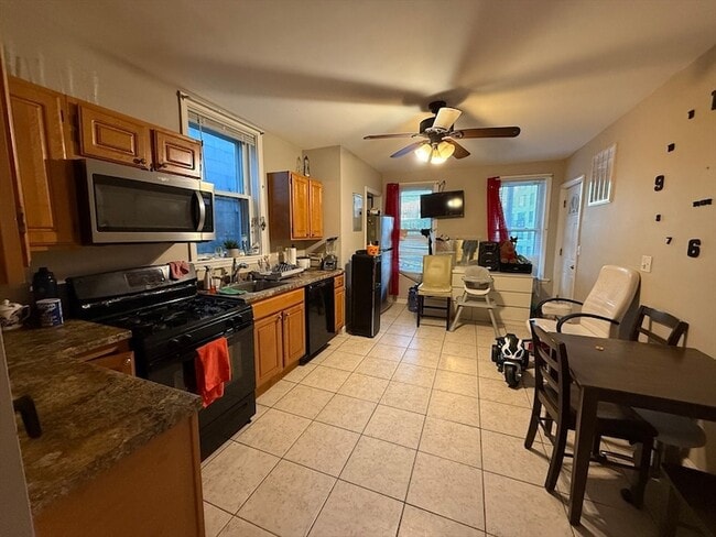 Building Photo - 852 Saratoga St Unit 2