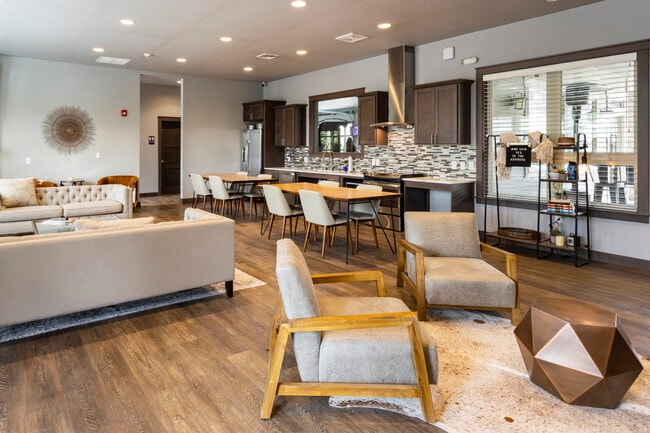 Building Photo - Legacy Villas