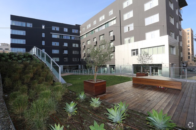 Building - 4th & Main