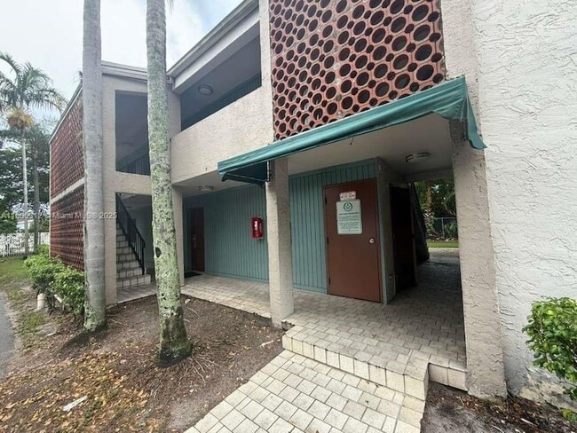 Building Photo - 4220 Inverrary Blvd Unit 99B