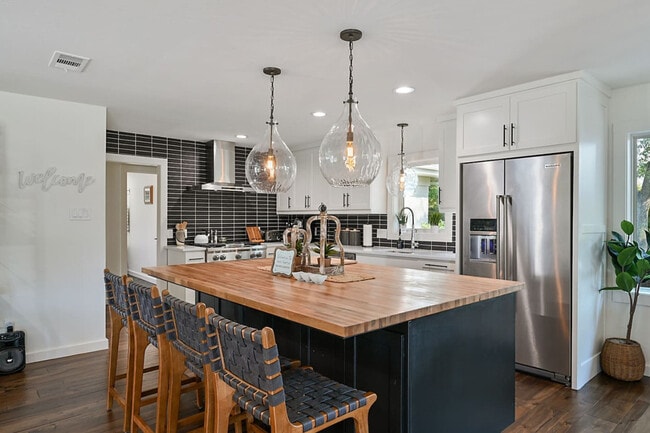 Building Photo - 8495 Turkey Creek Rd Unit ID1328057P