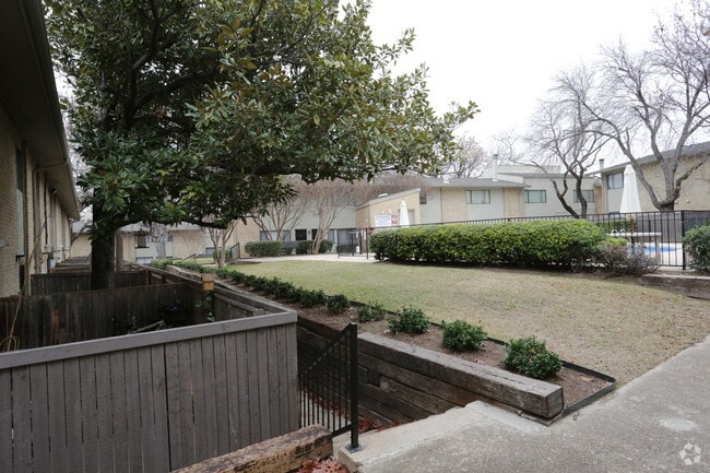 Photo - Lakefront Villas Apartments
