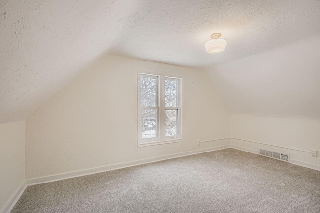 Photo - 84 Isabel St W