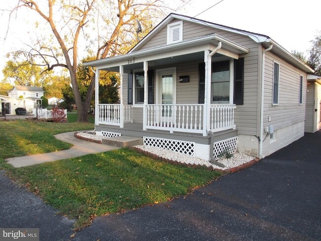 Building Photo - 203 W 5th Ave