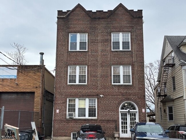 Building Photo - 230 Watchung Ave Unit 5