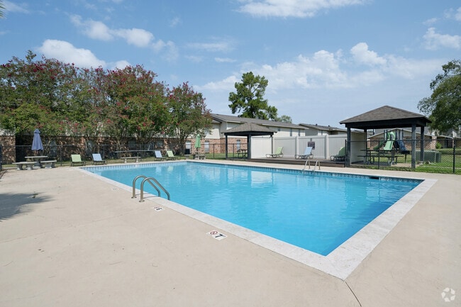 Swimming Pool - Hidden Pointe Apartments