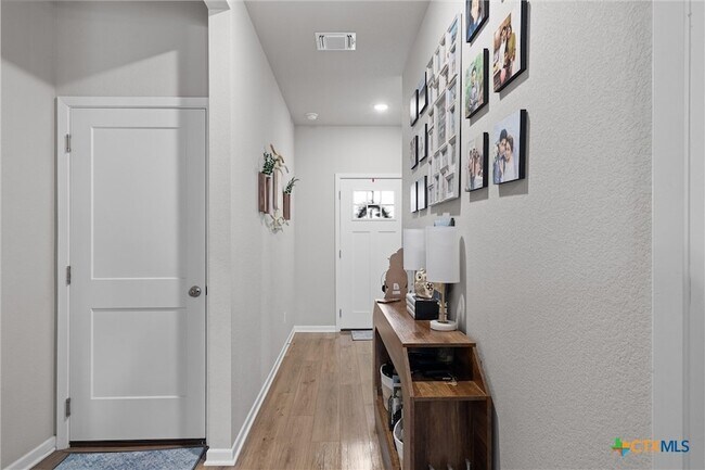 Photo - 1913 Zabcikville Dr