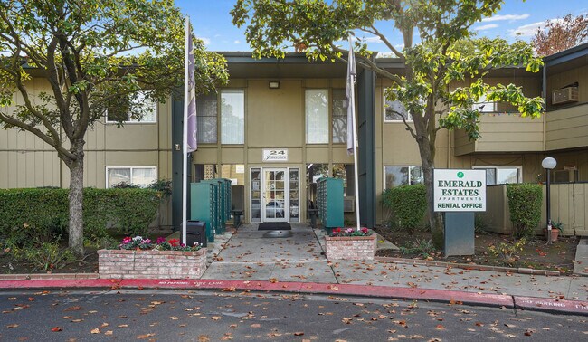 Photo - Emerald Estates Apartments