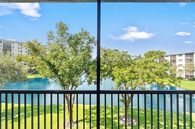 Building Photo - 2226 N Cypress Bend Dr Unit 308