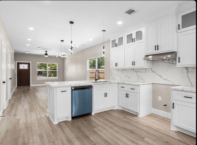 Building Photo - 102 Schade Ln Unit B