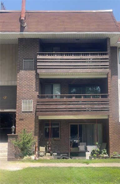 Building Photo - 1590 Alta Dr