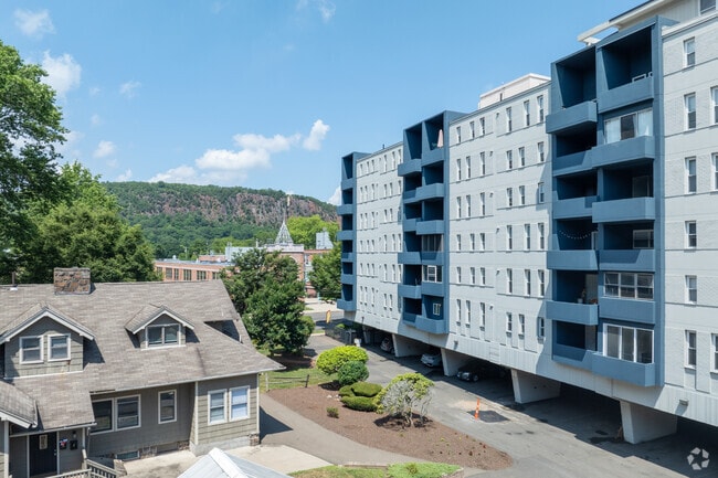 Photo - 200 Fountain