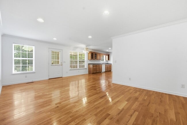 Photo - 192 Gladstone Dr