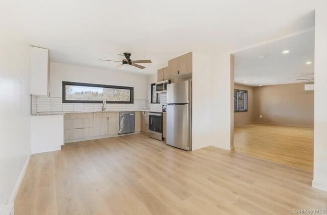 Building Photo - 5167 US-209 Unit 2