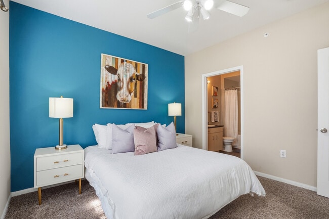 En-suite bathroom access from primary bedroom - Grand Estates at Kessler Park