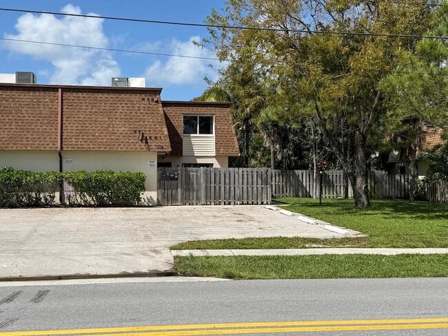 Building Photo - 717 W Ocean Ave