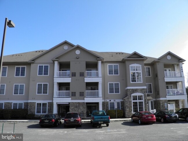 Building Photo - 525 Highland Ests