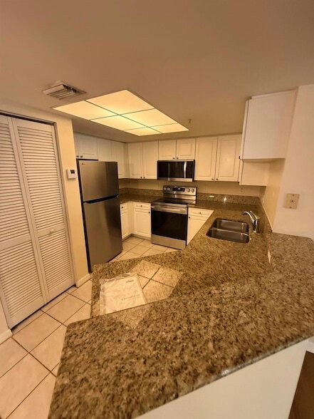 Building Photo - 1100 Crestwood Ct S Unit 1104