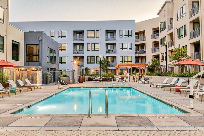 Building Photo - Silver