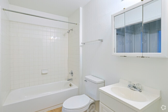 2BR, 2BA - 1,050SF - 2nd Bathroom - Montierra Ranch