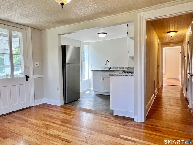 Photo - 1596 Main St