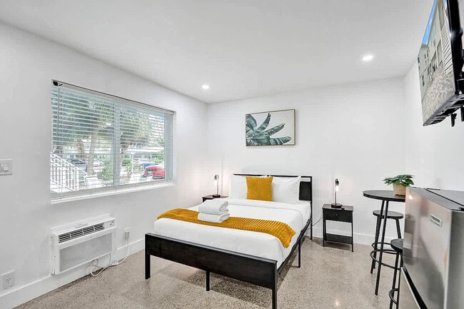 Building Photo - 906 N Riverside Dr Unit SI ID1504053P