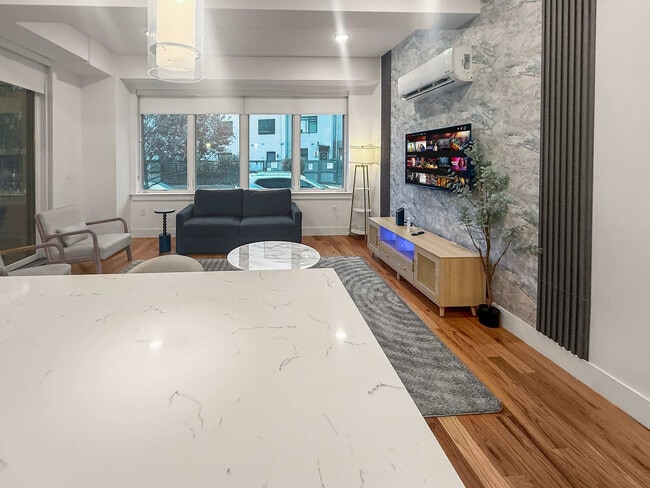 Photo - 236 W Thompson St Unit ID1332434P