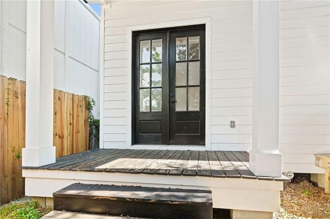 Photo - 826 Delachaise St