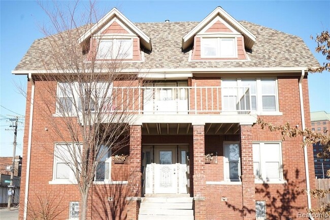 Building Photo - 3716 Lincoln St Unit 5