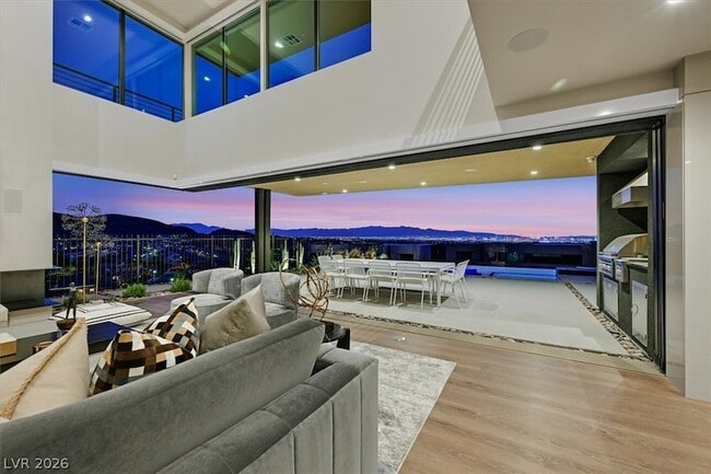 Building Photo - 807 Magnum Cliff Ct