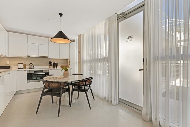 Photo - 250 Collins Ave Unit ID1272087P