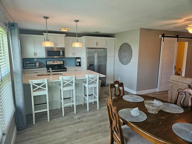 Photo - 130 N High Point