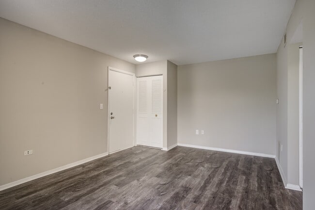 Photo - Lakeside Crossing at Eagle Creek Apartments and Townhomes