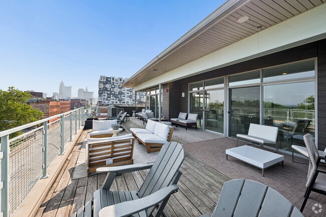 Sky Lounge Terrace - 32 West