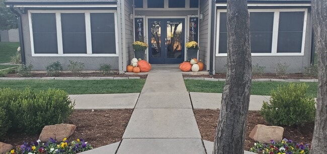 Building Photo - Huntington Pointe