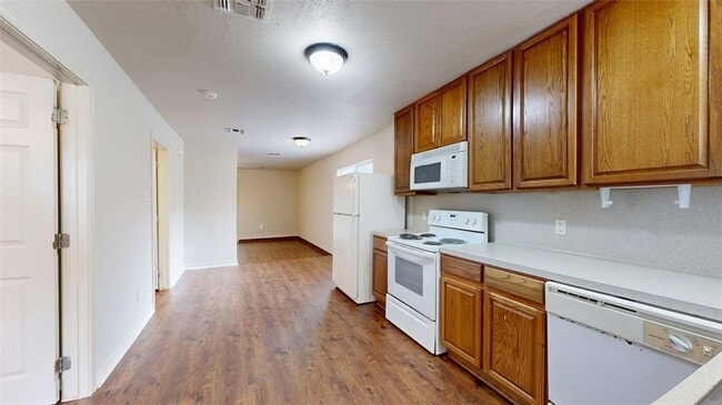 Photo - 1915 Pine Tree Dr Unit B