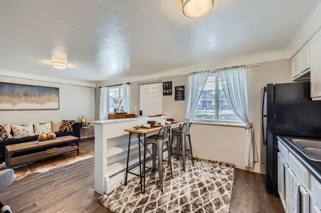 Building Photo - Alpine Flats