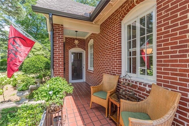 Photo - 1878 Cambridge Ave