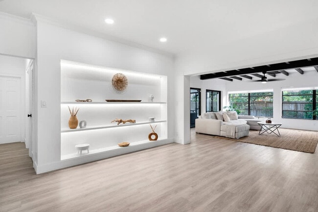 Photo - 704 NE 2nd St Unit ID1372332P