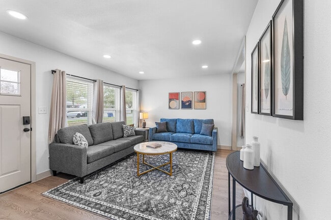 Building Photo - 4222 Sherwood Dr Unit ID1268435P