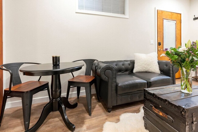 Building Photo - 611 N Cedar St Unit ID1296623P