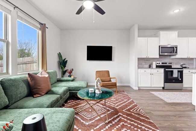 Photo - 101B Emilie Wy Unit SI FL1-ID1526892P