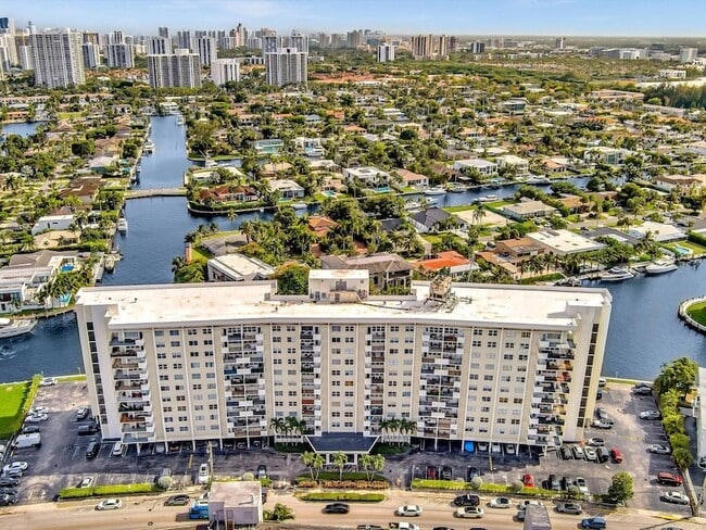 Building Photo - 401 Golden Isles Dr Unit 1007