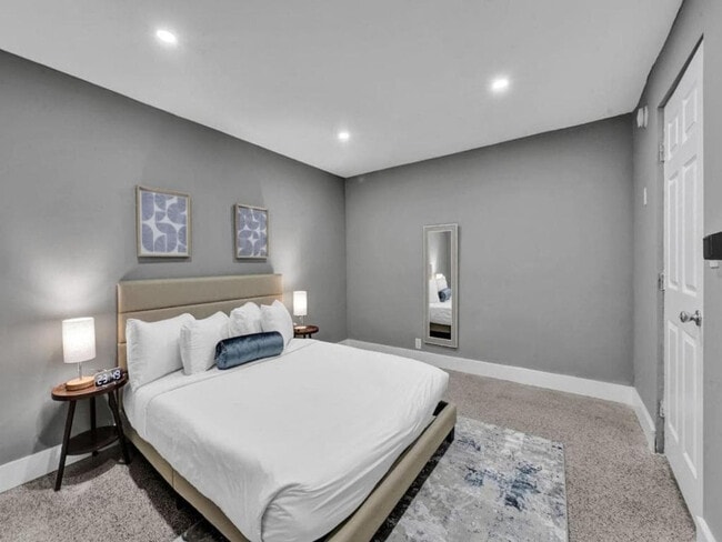 Photo - 906 N Riverside Dr Unit SI ID1504001P