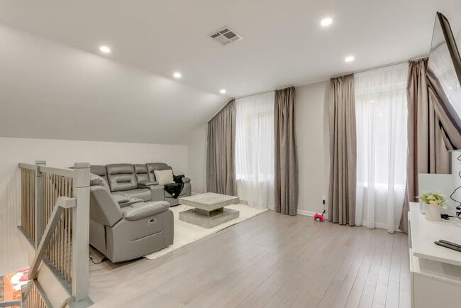 Building Photo - 2135 Rosemont Dr Unit SI ID1495029P